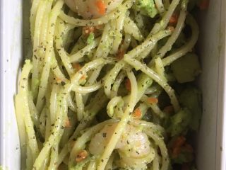 12、牛油果虾仁意面,1️⃣2️⃣ 撒入少量西芹碎或者罗勒叶点缀。