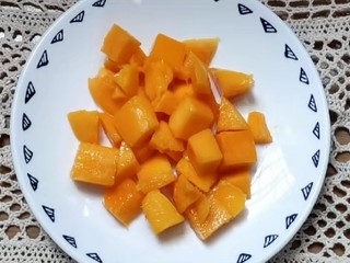 1、芒果西米捞,准备一个芒果，切块备用。
