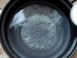 2、芒果西米捞,水开煮西米。