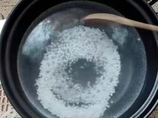 3、芒果西米捞,搅拌西米。