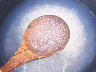 4、芒果西米捞,煮出白心。