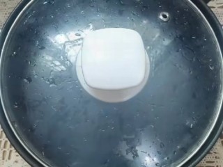 5、芒果西米捞,盖锅盖煮15分。