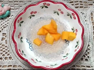 8、芒果西米捞,放入芒果。