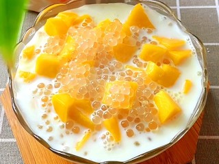 10、芒果西米捞,放入好看的容器中，冰箱冷藏放10分钟。