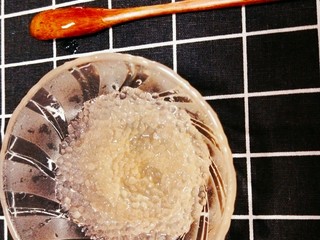 3、杨梅西米露奶茶,用凉水冲洗掉粘稠状，至表面光滑