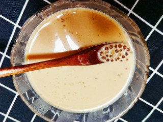 6、杨梅西米露奶茶,奶茶凉后倒入西米中