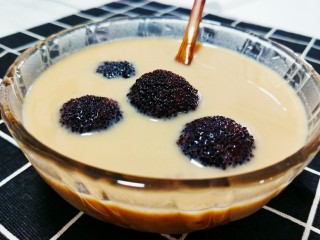 9、杨梅西米露奶茶,然后放入冰箱冷藏10分钟