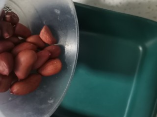 1、小米花生糊,花生半杯放到小碗种