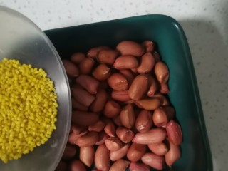 2、小米花生糊,加入小米