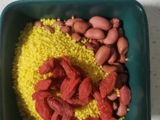 3、小米花生糊,加入枸杞子