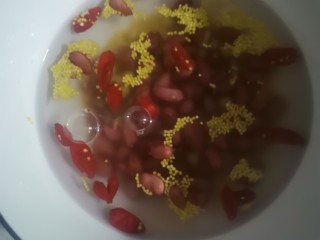 5、小米花生糊,把食材散水30分，如果时间来不及不泡也可以