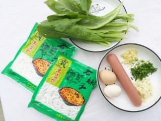1、秒杀路边摊的炒土豆粉,食材：土豆粉一把、鸡蛋2个、火腿肠1根、葱姜蒜适量、青菜适量