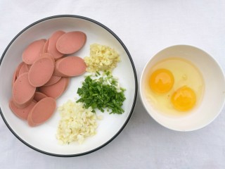 2、秒杀路边摊的炒土豆粉,火腿切片。葱姜蒜切末，鸡蛋打散煎熟。