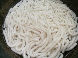 3、秒杀路边摊的炒土豆粉,锅中烧水，水开后土豆粉煮熟，捞出过凉水备用。