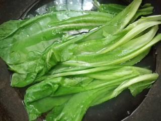 4、秒杀路边摊的炒土豆粉,青菜焯下水捞出。