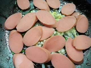 5、秒杀路边摊的炒土豆粉,锅热油，放姜蒜爆香，加火腿翻炒。