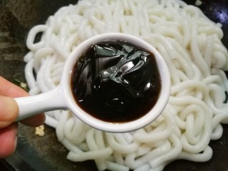 8、秒杀路边摊的炒土豆粉,一勺蚝油。