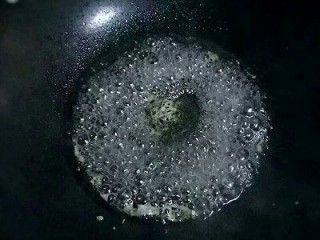 7、琥珀核桃仁,锅中放入水，白砂糖，蜂蜜，大火烧开转小火熬制（熬制过程中要有耐心）