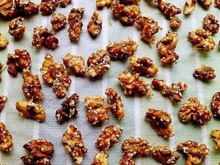 12、琥珀核桃仁,然后盛出来，一个一个分开，晾凉