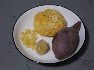 1、紫薯银耳粥,材料准备好