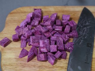 7、紫薯银耳粥,切成小块