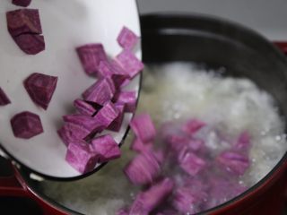 11、紫薯银耳粥,再加入紫薯