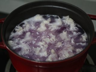 14、紫薯银耳粥,大火煮开后小火煮约40分钟