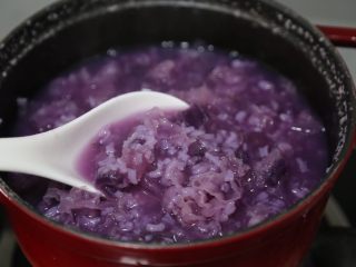 15、紫薯银耳粥,煮至银耳米粒等软熟
