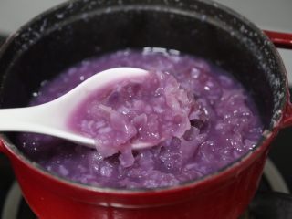17、紫薯银耳粥,煮至米粒银耳等软烂，胶质粘稠感即可