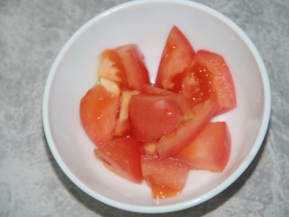 3、西红柿鸡蛋面,西红柿切块