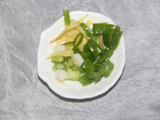 4、西红柿鸡蛋面,切好葱和姜