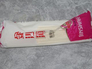 5、西红柿鸡蛋面,准备挂面