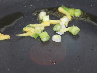 7、西红柿鸡蛋面,热油,爆香姜和葱