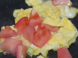 10、西红柿鸡蛋面,加入西红柿