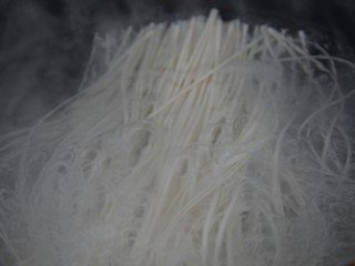 17、西红柿鸡蛋面,锅里烧开水,下挂面