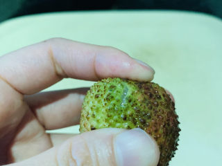 3、荔枝罐头,荔枝中间有一道痕，直接用手挤，很好剥开