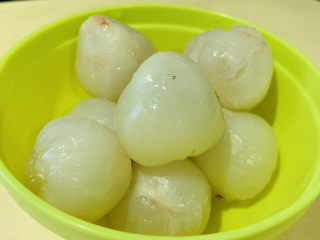 4、荔枝罐头,剥好的荔枝