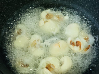 14、荔枝罐头,荔枝也会变乳白，起锅