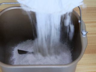 2、酸奶花生酱花卷,再倒入普通面粉