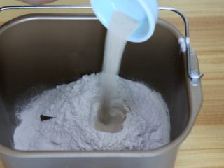 3、酸奶花生酱花卷,倒入酵母