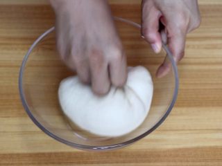 4、酸奶花生酱花卷,取出面团，手揉至面团表面光滑不沾手