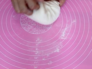 5、酸奶花生酱花卷,发好的面团，手揉二次排气，揉至面团里无气孔