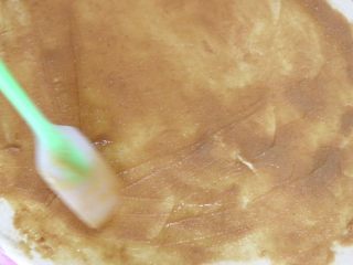 6、酸奶花生酱花卷,倒入自制花生酱，铺平开