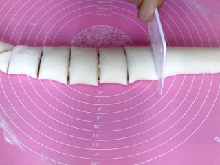 7、酸奶花生酱花卷,将铺好花生酱的面团，卷起来，分切成等大份