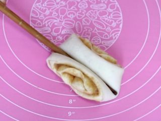8、酸奶花生酱花卷,用筷子在中间压一道