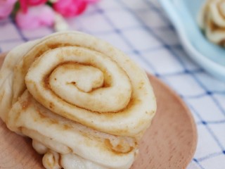 9、酸奶花生酱花卷,自己发面，做带花生香味的面食，好有成就感呢！