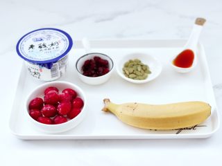 1、香蕉蔓越莓奶昔,首先备齐所有的食材,蔓越莓果我挑的都是大一点的,颜色很漂亮。