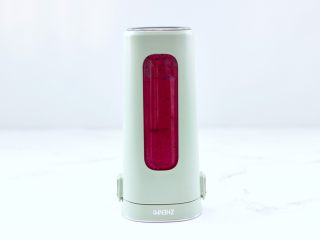 6、香蕉蔓越莓奶昔,这个时候启动电源榨汁即可。