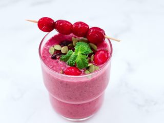 11、香蕉蔓越莓奶昔,我还用牙签串了一串蔓越莓作为点缀,是不是超级美腻哟。