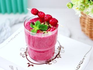 12、香蕉蔓越莓奶昔,可以开喝了,我还没端杯,嘻嘻,宝贝自己就赶紧端杯开始喝了,说太好喝了。